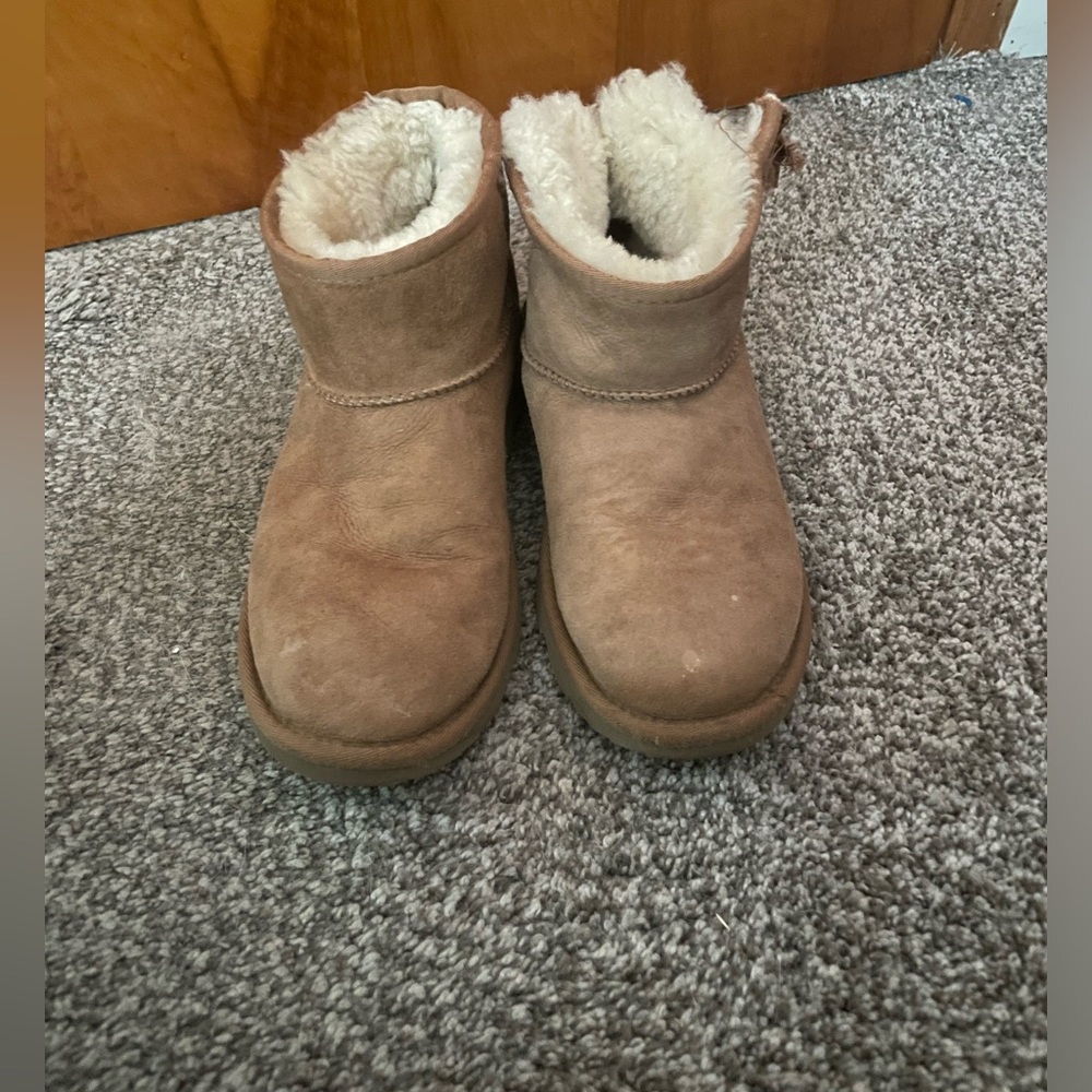 Uggs classic mini. Kids 6 W8